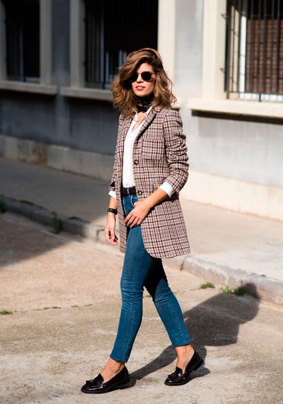 dayse costa,dicas de estilo,dicas de moda,look,look sofisticado,dicas de looks chics,cintura alta,cintura marcada,nude,óculos,cóqui,camisa branca, blazer