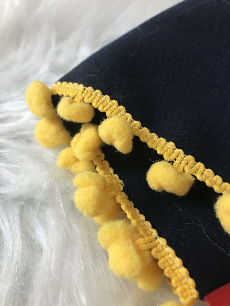 tirinha de pompom para decorar o colete de festa junina.